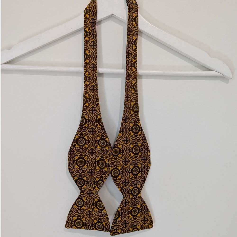 Vintage Rivetz of Boston Bow Tie Collegiate Ivy League Preppy Menswear Electic
